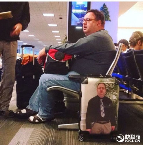 男子照片印行李箱 网友：妈妈再不怕丢了